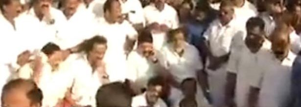 தி.மு.க.வினர் சாலை மறியல் - மு.க. ஸ்டாலின்