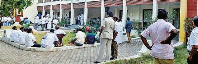 அதிமுக எம்எல்ஏக்கள் கூவத்தூர் விடுதி