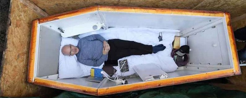 சவப்பெட்டியில் மூடப்பட்டு பூமிக்கடியில் மூன்று நாட்கள்