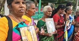 வீதியில் காத்திருக்கும் பெற்றோர்