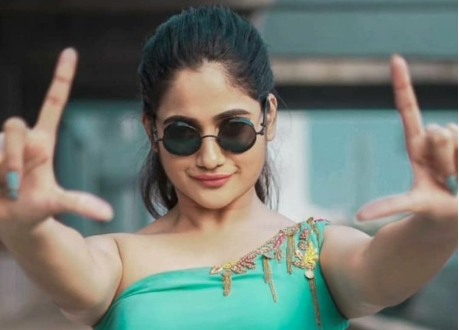 முதன்முறையாக ஷுட்டிங் ஸ்பாட்டில் லாஸ்லியா !