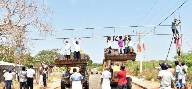 மன்னாரில் தீவிரமாக அமைக்கப்பட்டுவரும் வளைவு!