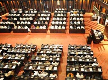 நாடாளுமன்ற அமர்வுகள் இடைநிறுத்தம்