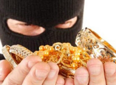 வெளிநாட்டில் இருந்து வந்து யாழ் சென்றவர்களிடம் பெரும் திருட்டு